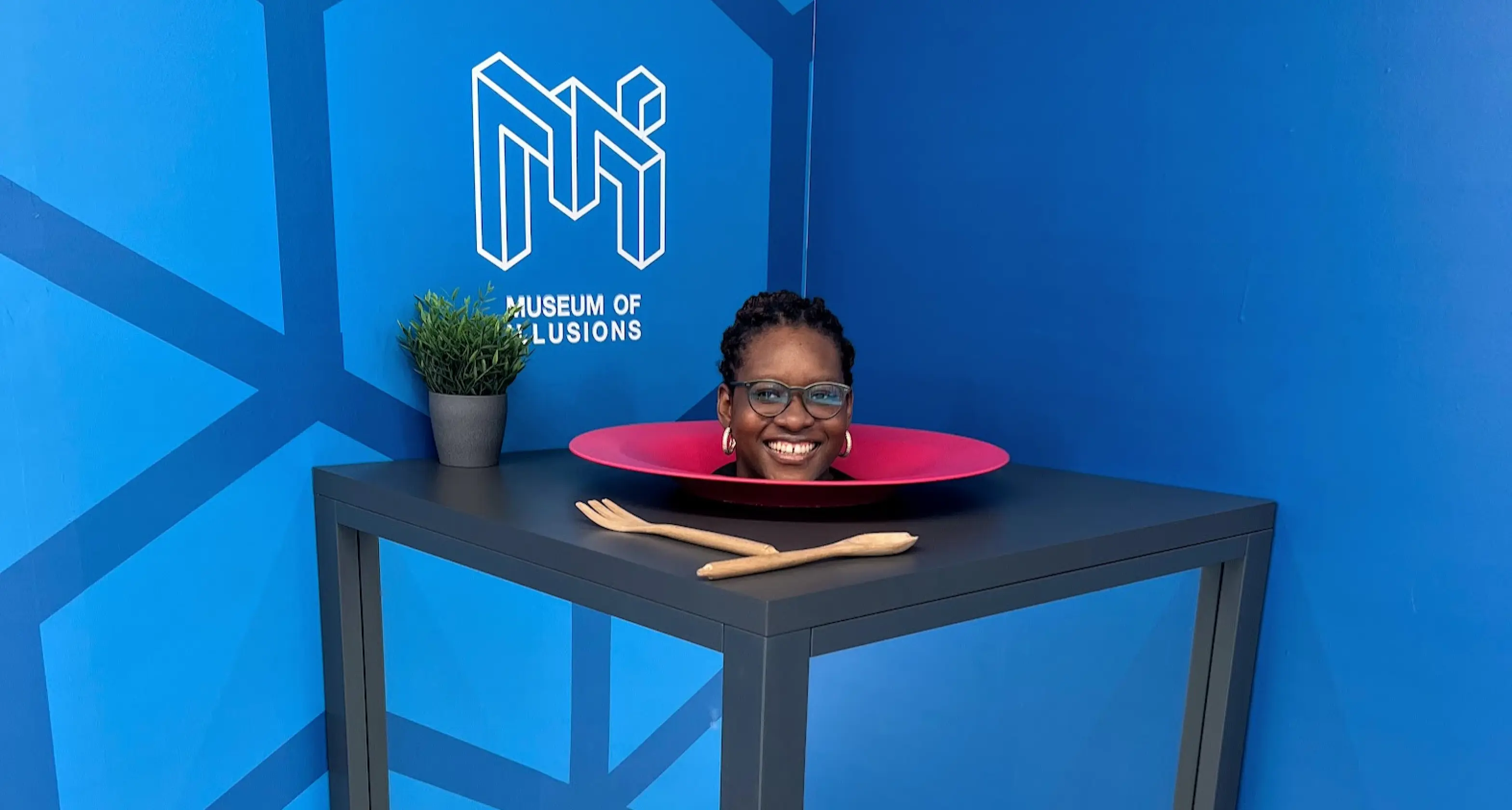 Jemima's head on a platter at The Museum of Illusion, Austin, TX